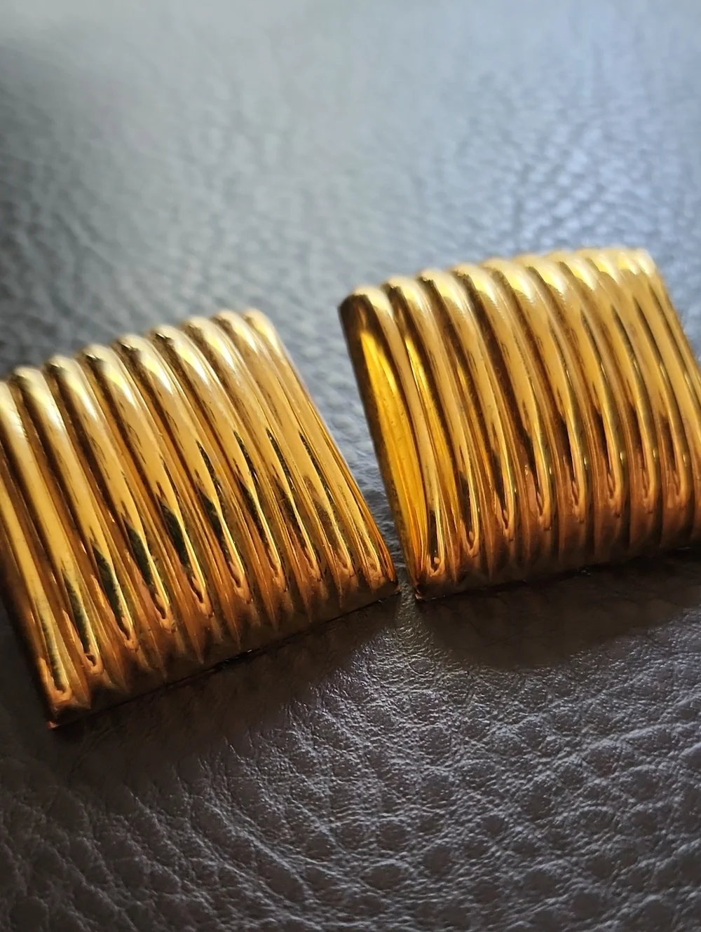 VTG Gold Ribbed Earrings - Chunky Ribbed Design - Picture 3 of 8